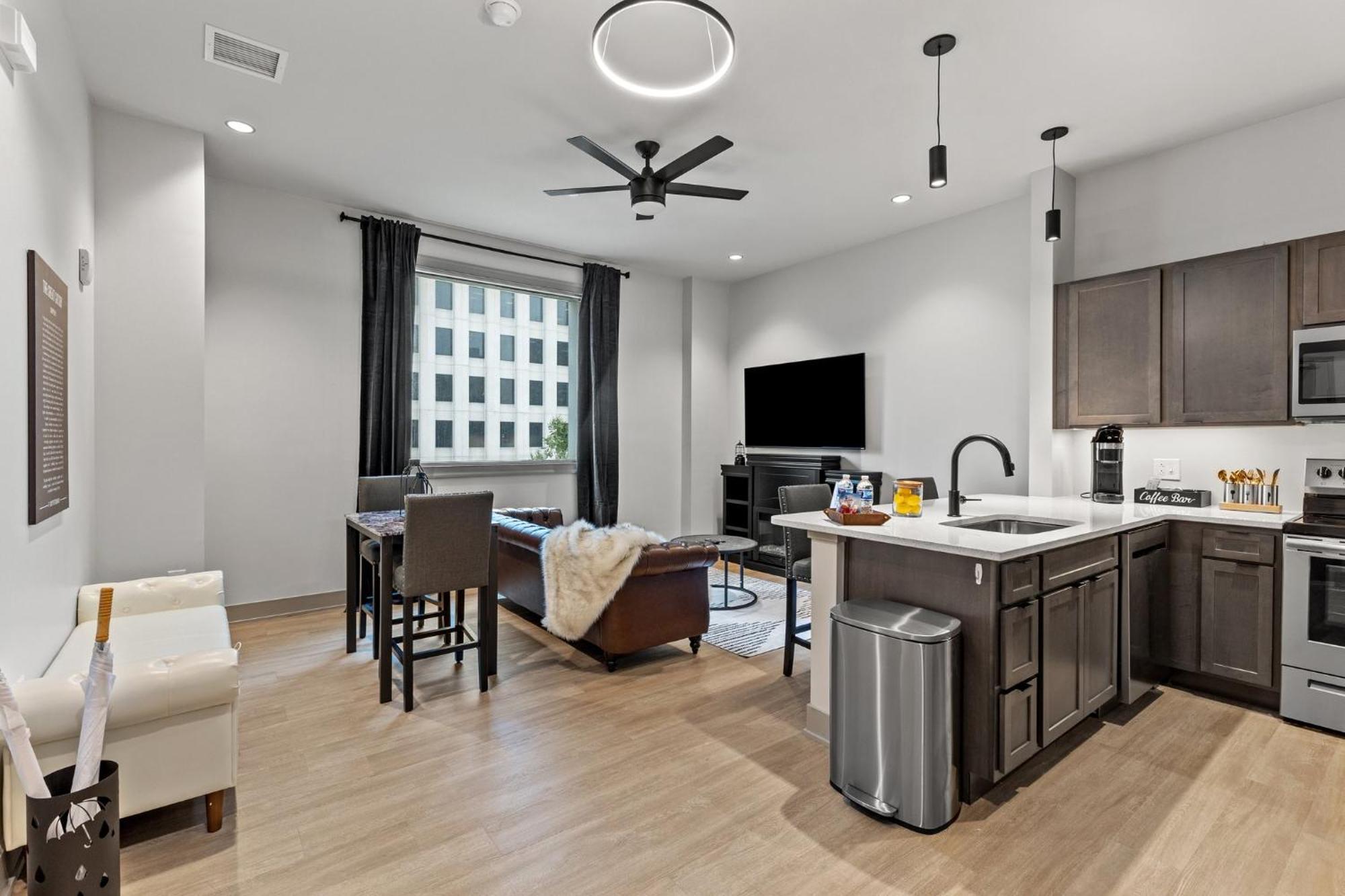 175 Lex - Walkable Downtown Lexington & Rupp Arena - Full Condos 객실 사진